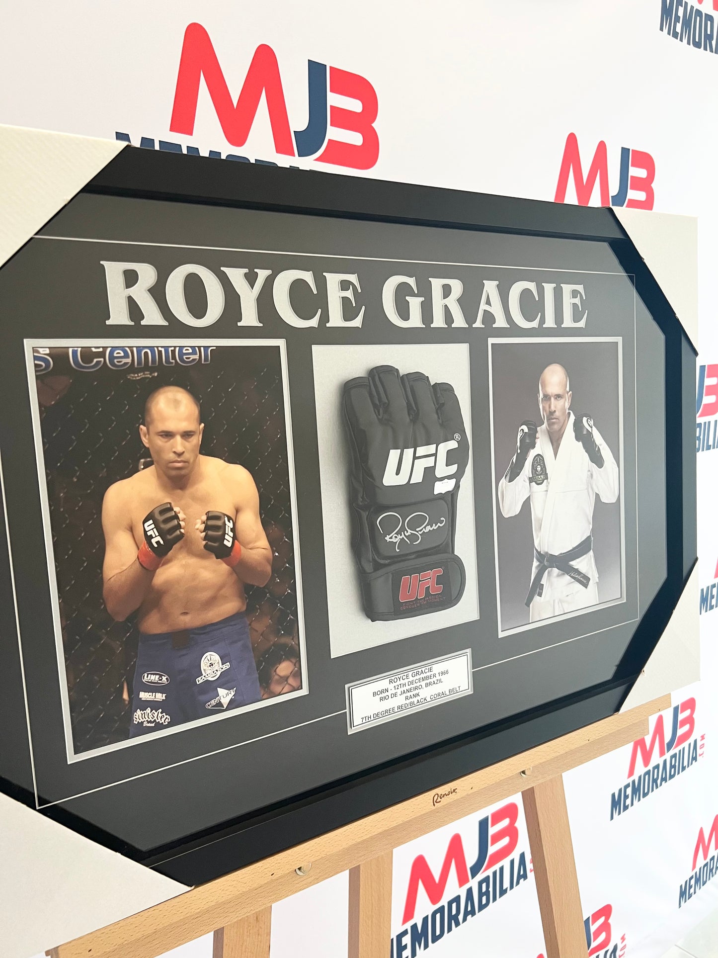 Royce Gracie Signed UFC MMA Autographed fighting Glove Beckett Authentication